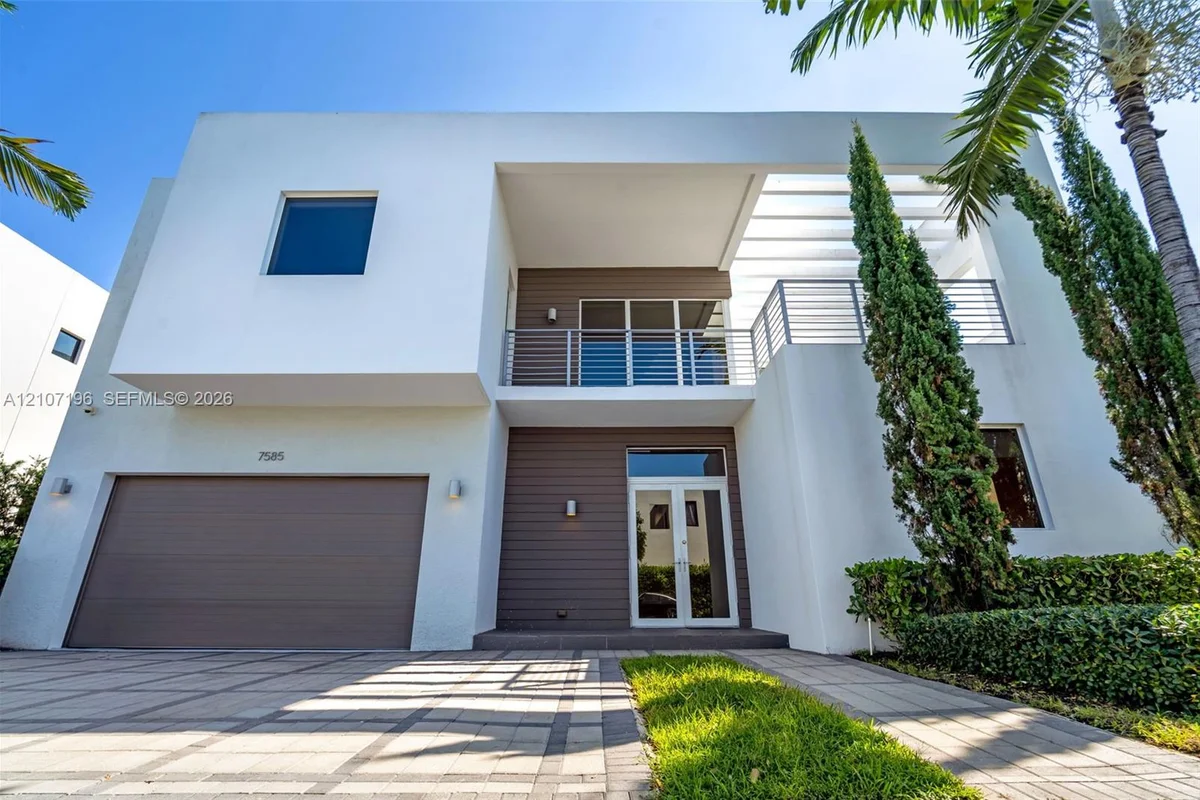 7585 NW 100th Ave, Doral: photo 1 of 38