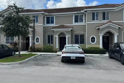 1042 SE 23rd Ter, Homestead: photo 1 of 12