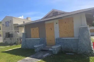 140 NW 60th St, Miami: photo 1 of 10