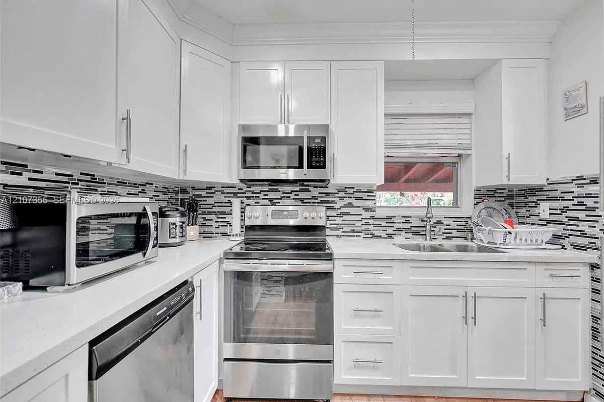 6505 Pines Pkwy, Hollywood: photo 1 of 6