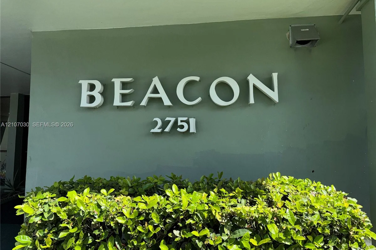Condo in Hollywood: photo 1 of 8