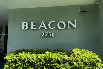 Condo in Hollywood: photo 1 of 8