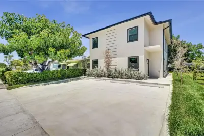 3051 NW 59th St, Miami: photo 1 of 14