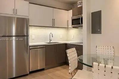 700 16th St #210, Miami Beach: photo 1 of 9