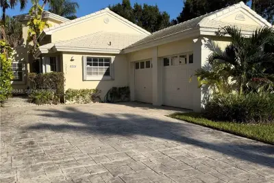 House in Pembroke Pines: photo 1 of 44