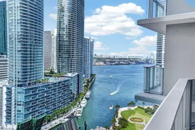 77 SE 5th St #2705, Miami: photo 1 of 49