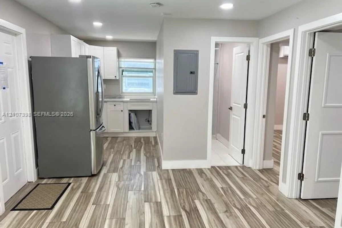 922 NW 2nd St, Miami: photo 1 of 18