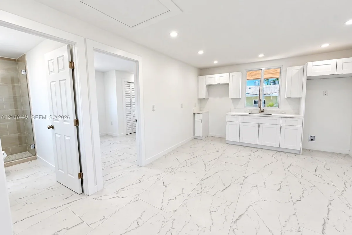829 SW 3rd St #B, Miami: photo 1 of 7