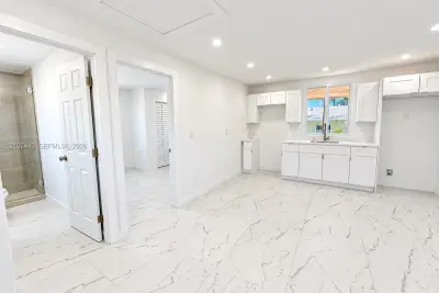829 SW 3rd St #B, Miami: photo 1 of 7