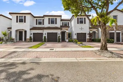 11300 NW 88th Ter, Doral: photo 1 of 34