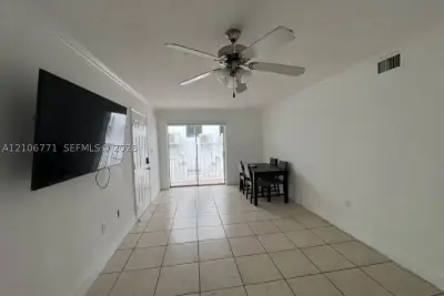 427 SW 6th St #6, Miami: photo 1 of 8