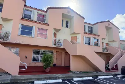 1313 NW 24th Ave, Miami: photo 1 of 16