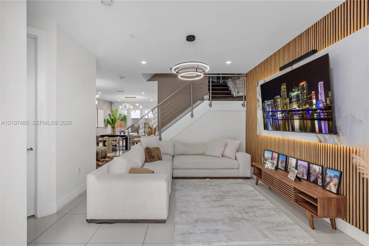 10545 NW 63rd Ter, Doral: photo 1 of 31