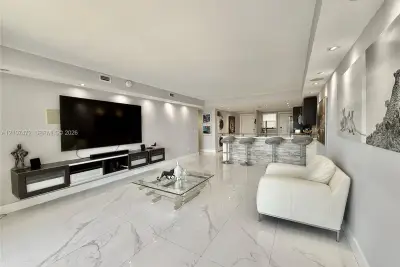 1770 NE 191st St #717-1, Miami: photo 1 of 19