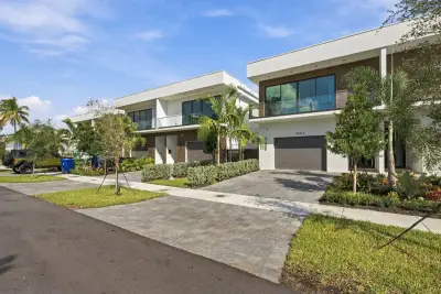 1015 NE 3rd St, Fort Lauderdale: photo 1 of 39