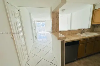 1020 Meridian Ave #415, Miami Beach: photo 1 of 17