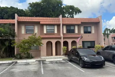 12 S Valencia Dr #5-4, Davie: photo 1 of 38