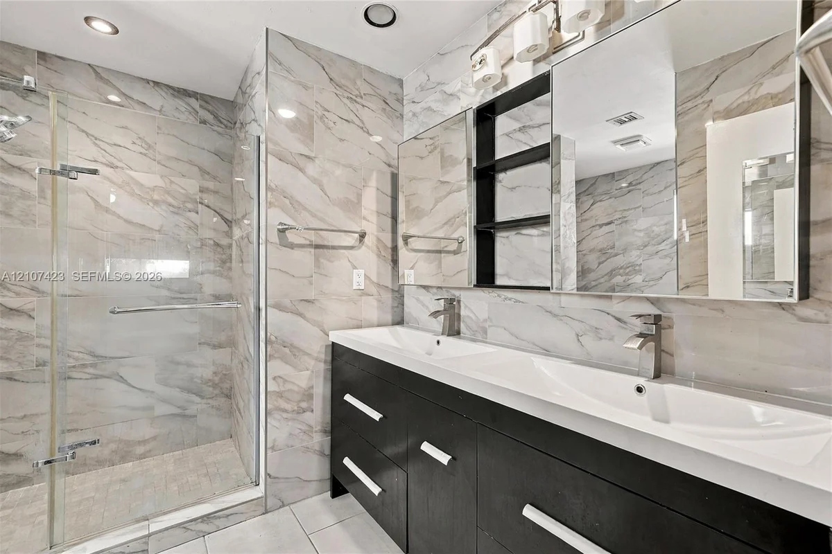 650 NE 195th St, Miami: photo 1 of 32