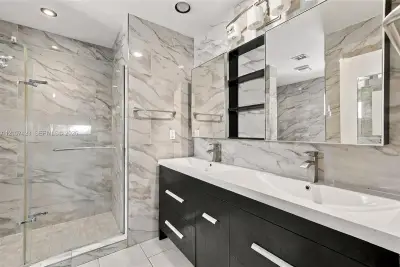 650 NE 195th St, Miami: photo 1 of 32