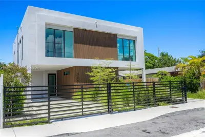 355 NW 50th St, Miami: photo 1 of 20