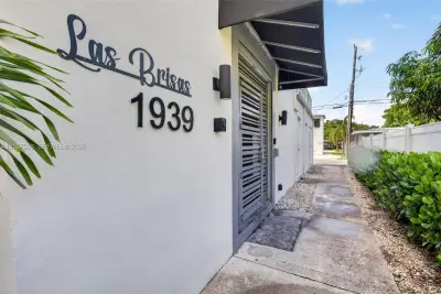 1939 Jefferson St #201, Hollywood: photo 1 of 5