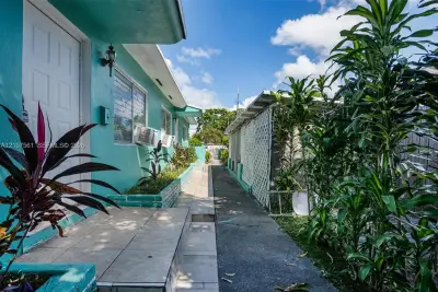 50 NW 69th St, Miami: photo 1 of 24