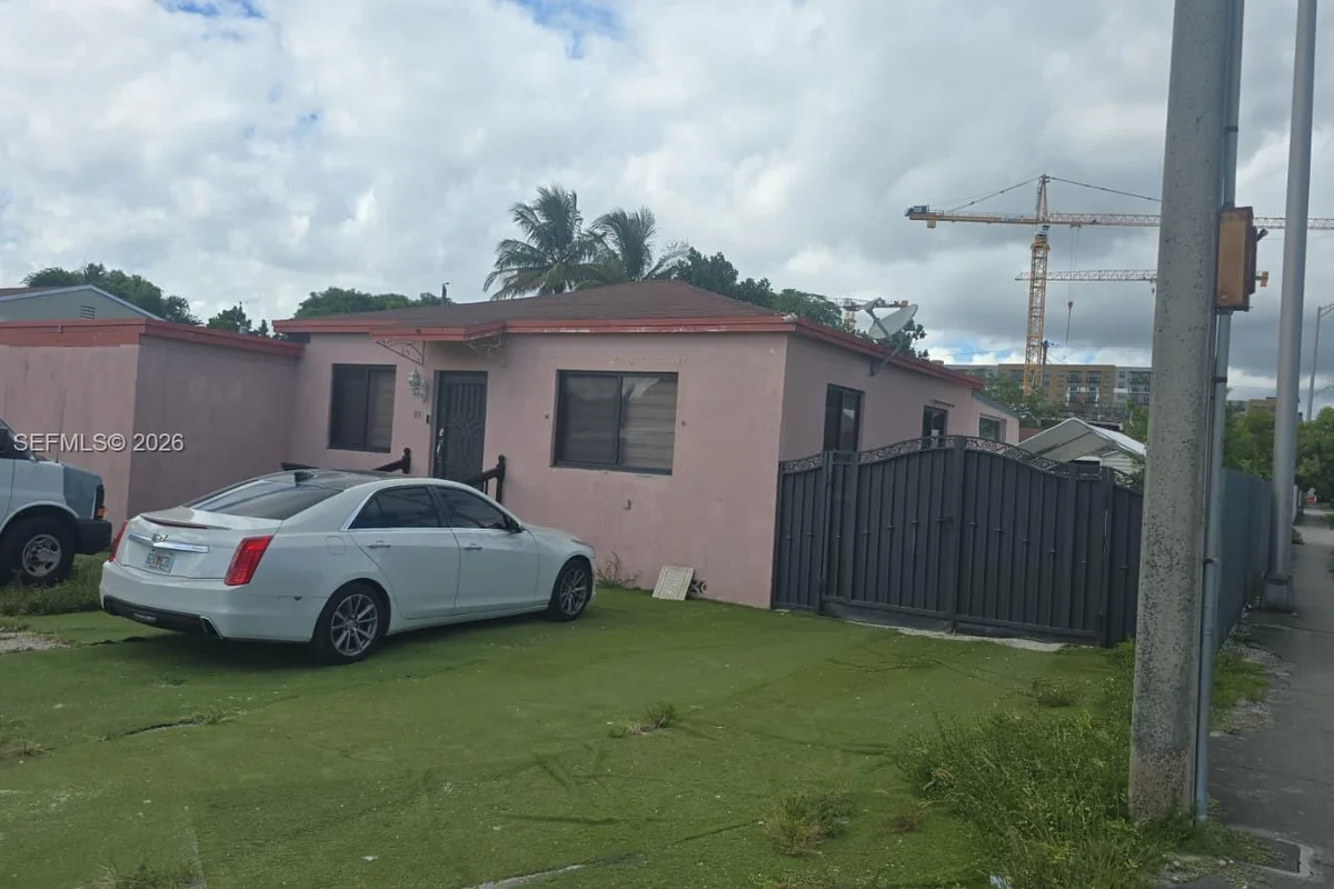 991 E 22nd St, Hialeah: photo 1 of 1