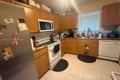 2832 Fillmore St #15, Hollywood: photo 1 of 9