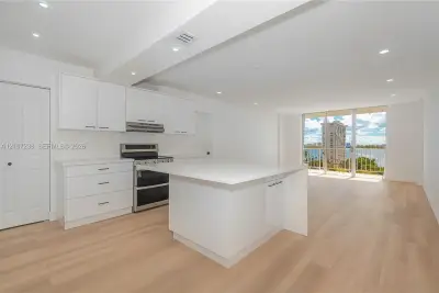 11111 Biscayne Blvd #1125, Miami: photo 1 of 37
