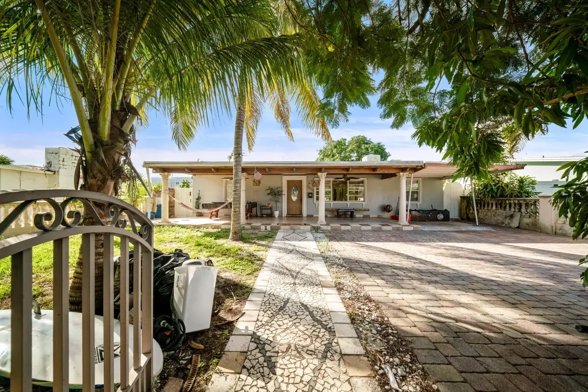 1020 Forest Ct, West Palm Beach: photo 1 of 30