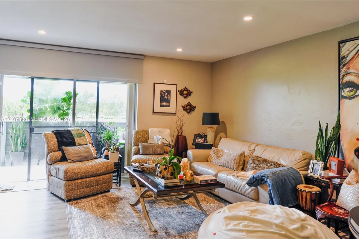 8335 SW 72nd Ave #306D, Miami: photo 1 of 10