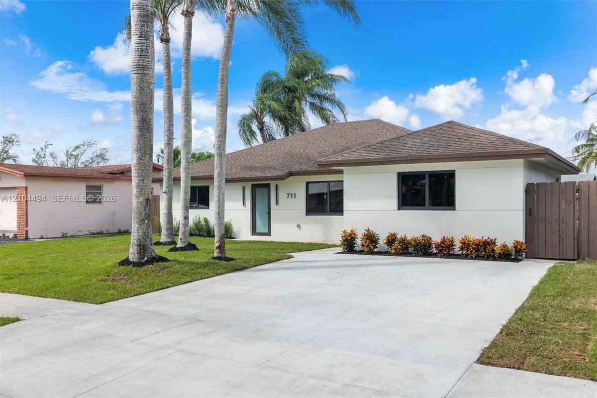 711 NW 8th Ave, Dania Beach: photo 1 of 39