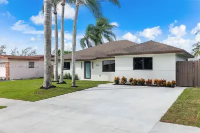 711 NW 8th Ave, Dania Beach: photo 1 of 39
