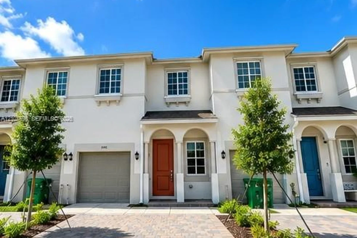 1088 NW 208th Ter, Miami Gardens: photo 1 of 12
