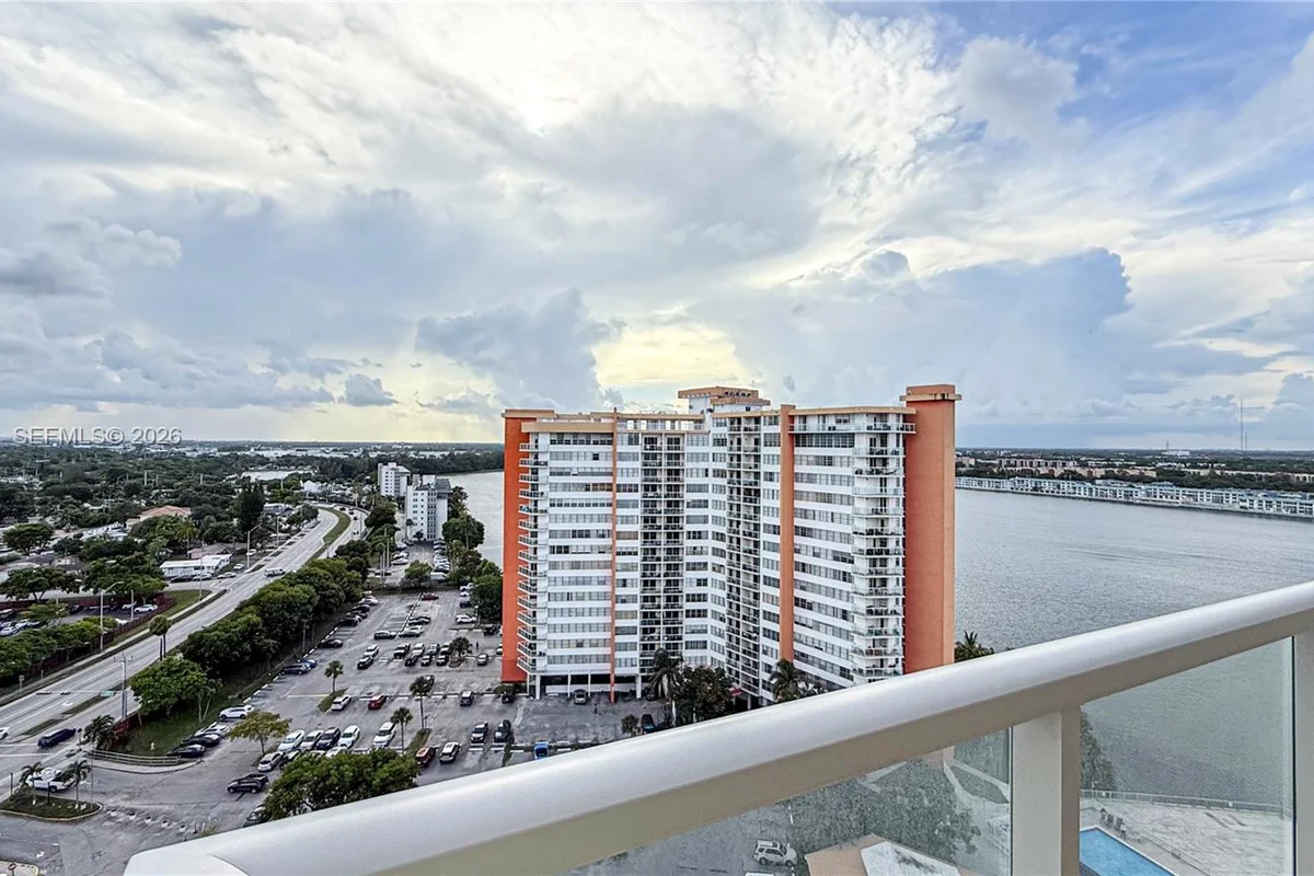 1351 NE Miami Gardens Dr #1701E, Miami: photo 1 of 13