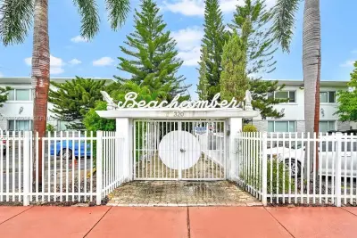 320 85th St #20, Miami Beach: photo 1 of 10