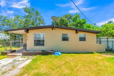 2910 NW 47th St, Miami: photo 1 of 6