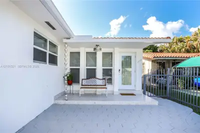 1030 SW 10th Ave, Miami: photo 1 of 30
