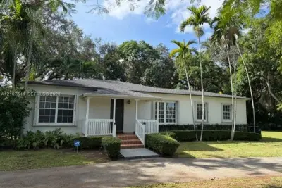 7550 SW 67th Ave, South Miami: photo 1 of 11