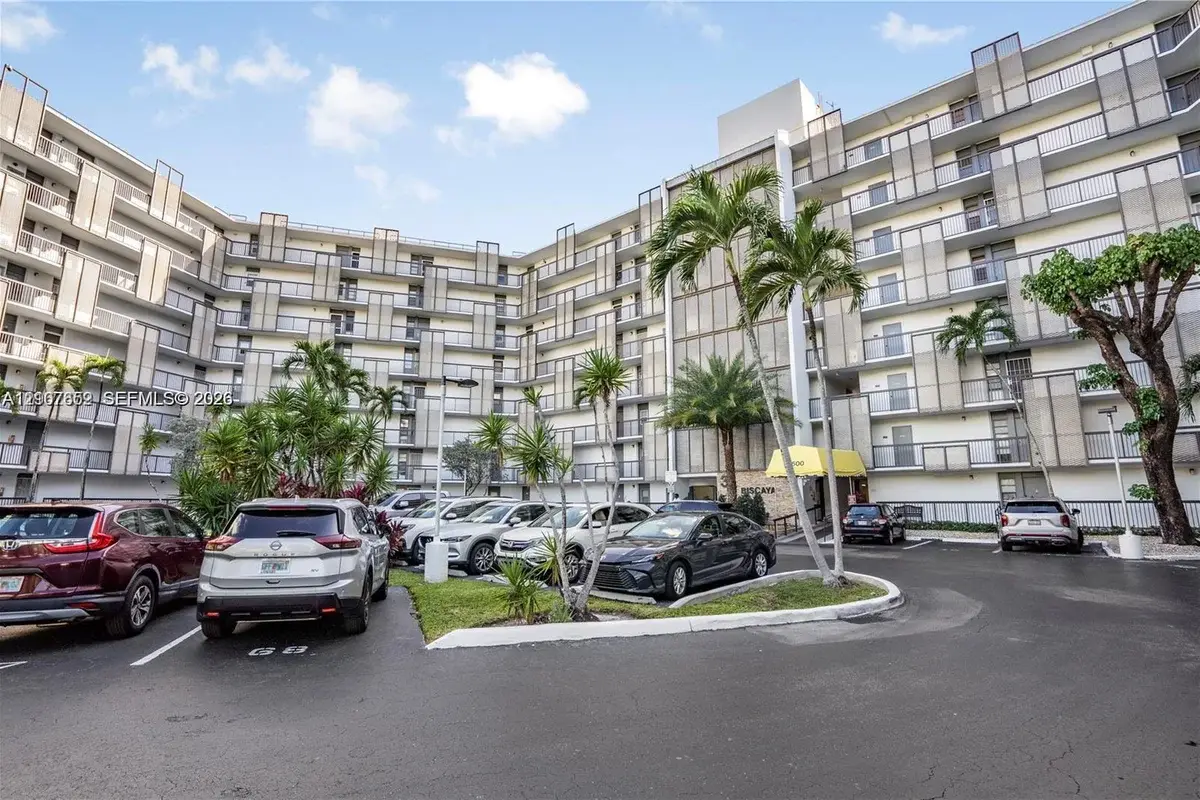 20500 W Country Club Dr #607, Aventura: photo 1 of 30
