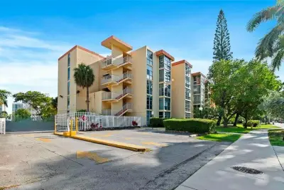 210 172nd St #542, Sunny Isles Beach: photo 1 of 19