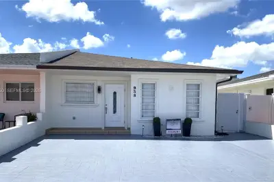 958 W 39th Pl, Hialeah: photo 1 of 18