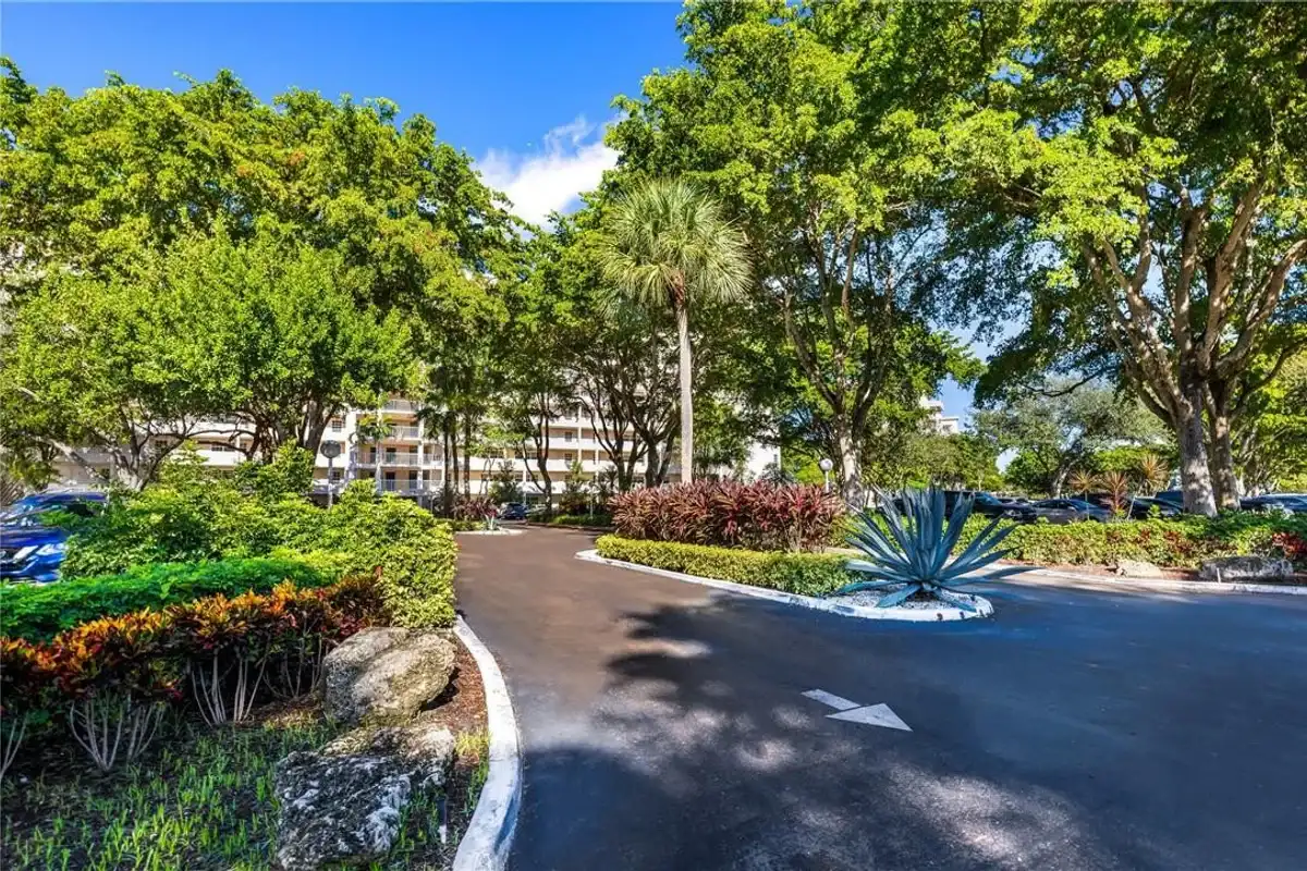 605 Oaks Dr #104, Pompano Beach: photo 1 of 25