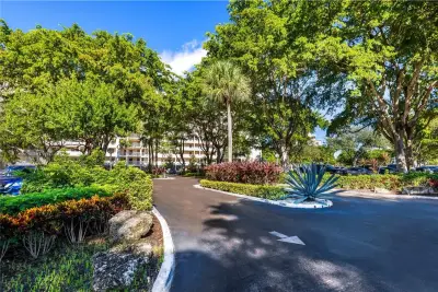 605 Oaks Dr #104, Pompano Beach: photo 1 of 25