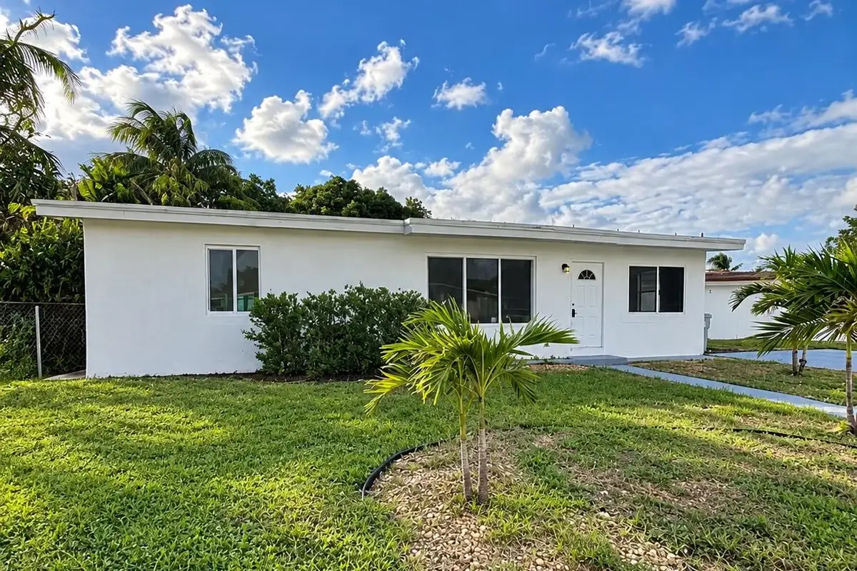 4341 NE 18th Ave, Pompano Beach: photo 1 of 17