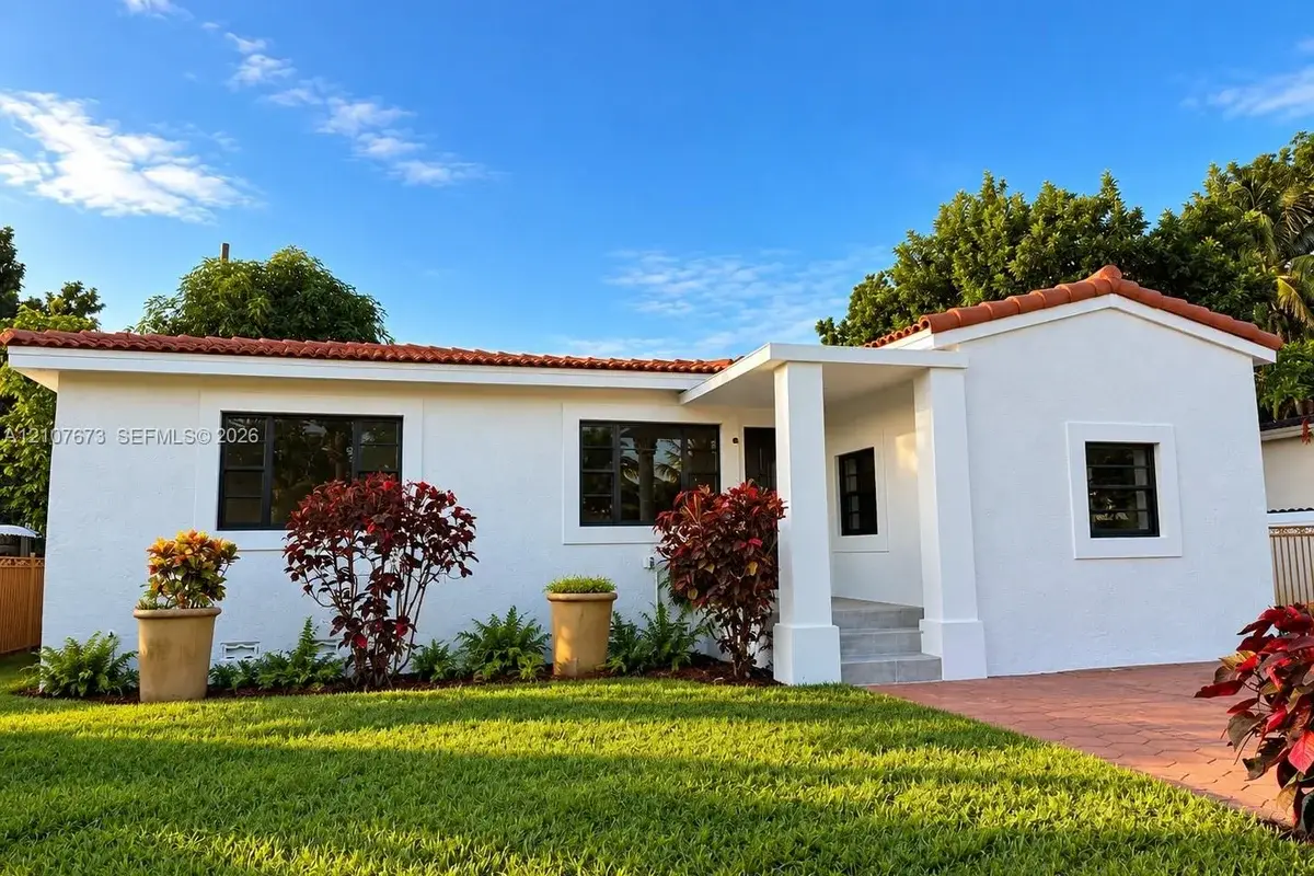 520 NE 111th St, Miami: photo 1 of 11
