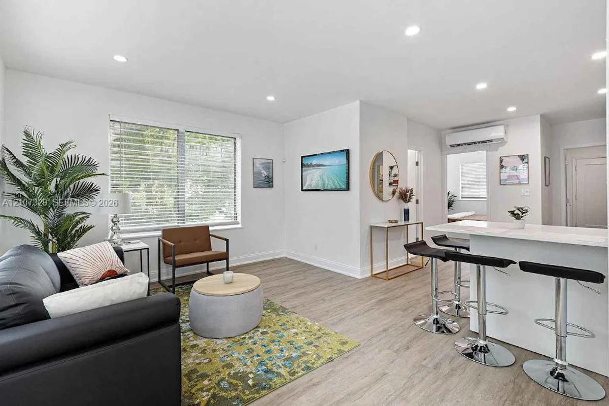 830 9th St #14, Miami Beach: photo 1 of 11