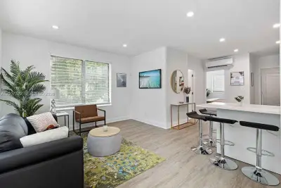 830 9th St #14, Miami Beach: photo 1 of 11