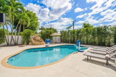 314 SE 3rd St, Dania Beach: photo 1 of 57