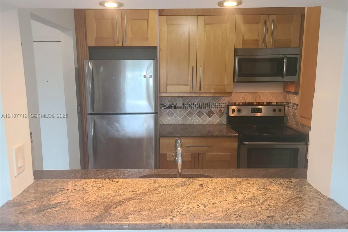 9405 W Flagler St #D308, Miami: photo 1 of 9